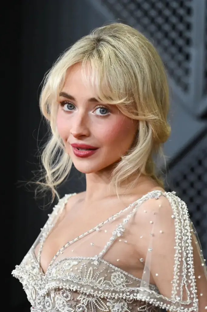 Grammys 2026 Minimalist Glow Sabrina Carpenter